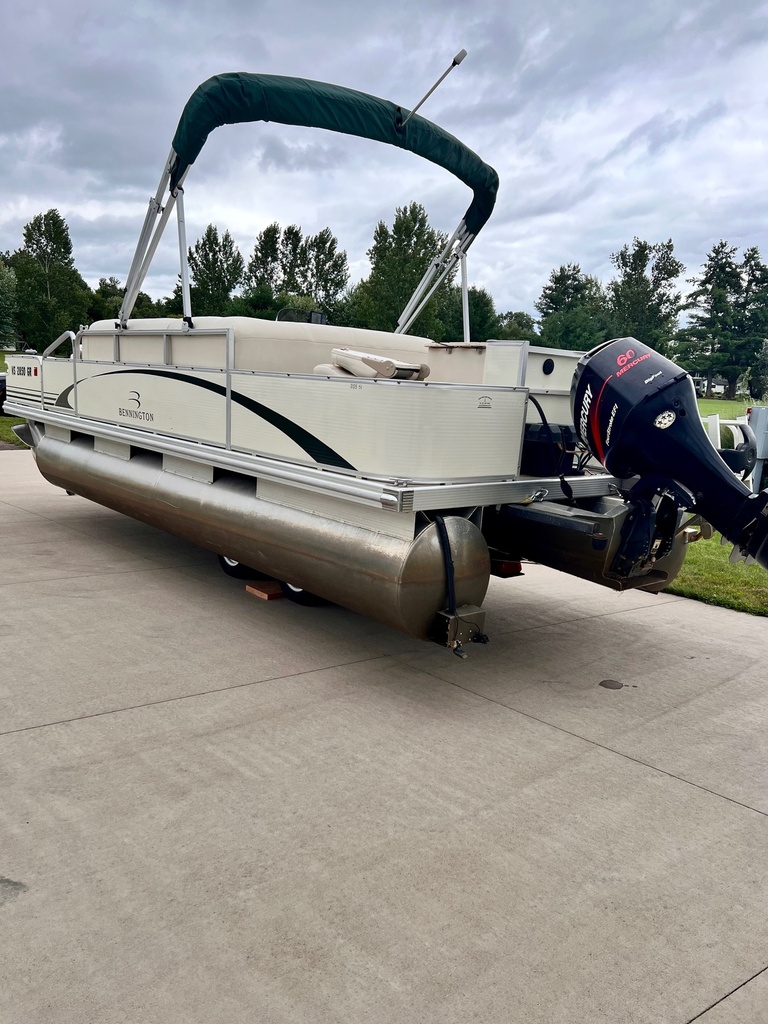 USED 2004 20' BENNINGTON W/60HP BIG FOOT MERC