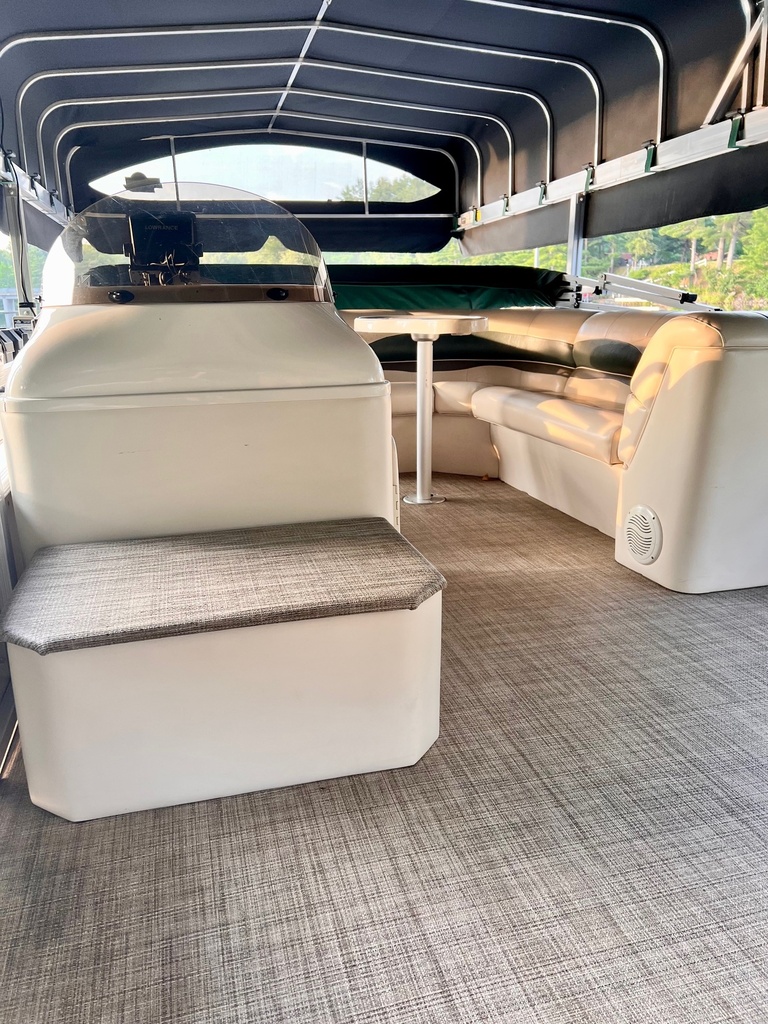 USED 2004 20' BENNINGTON W/60HP BIG FOOT MERC