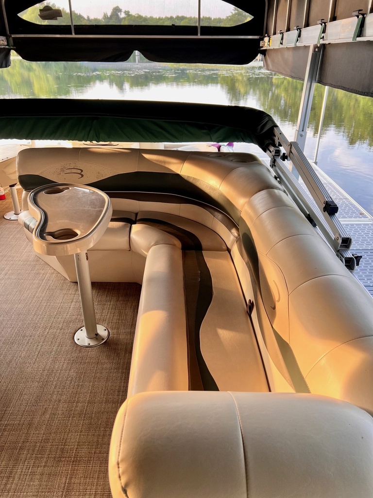 USED 2004 20' BENNINGTON W/60HP BIG FOOT MERC