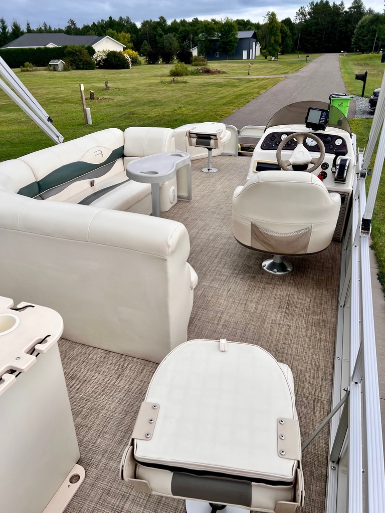 USED 2004 20' BENNINGTON W/60HP BIG FOOT MERC
