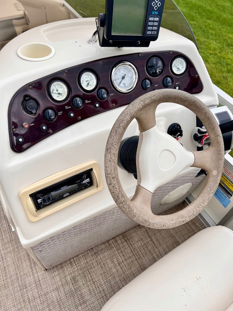 USED 2004 20' BENNINGTON W/60HP BIG FOOT MERC