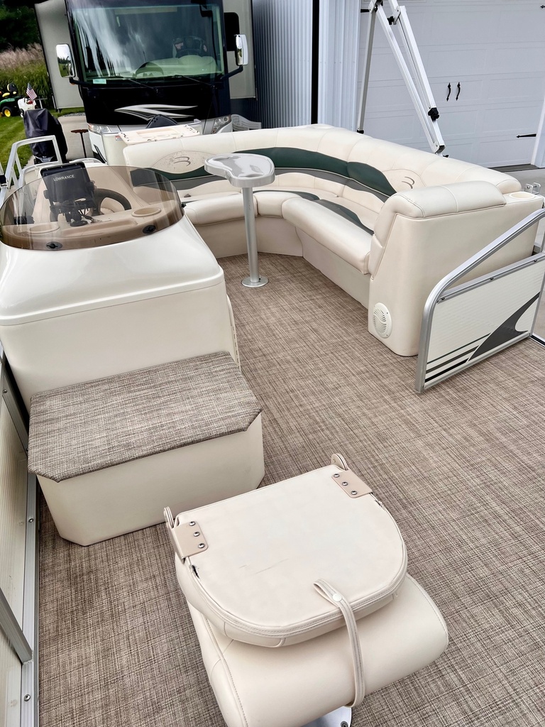 USED 2004 20' BENNINGTON W/60HP BIG FOOT MERC