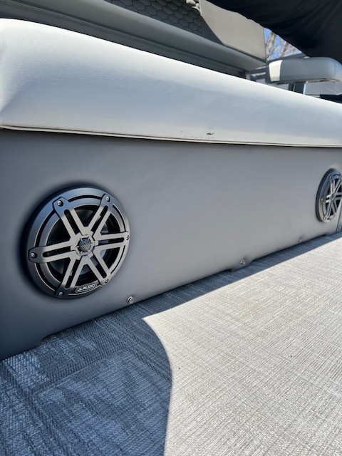 USED QWEST 2024 QWEST M-CLASS RTZ 24' TRITOON W/ 250HP HONDA 