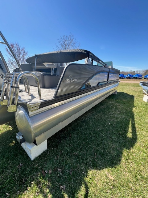 USED QWEST 2024 QWEST M-CLASS RTZ 24' TRITOON W/ 250HP HONDA 