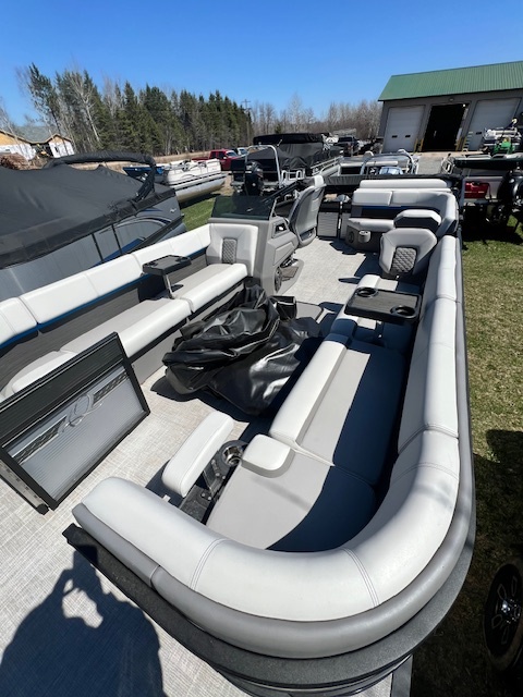 USED QWEST 2024 QWEST M-CLASS RTZ 24' TRITOON W/ 250HP HONDA 