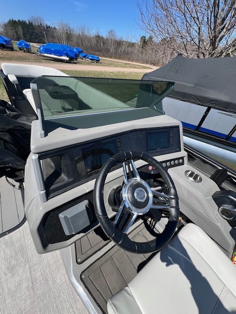 USED QWEST 2024 QWEST M-CLASS RTZ 24' TRITOON W/ 250HP HONDA 