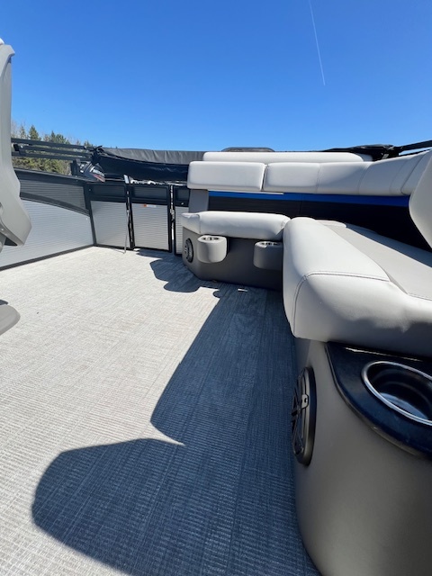 USED QWEST 2024 QWEST M-CLASS RTZ 24' TRITOON W/ 250HP HONDA 