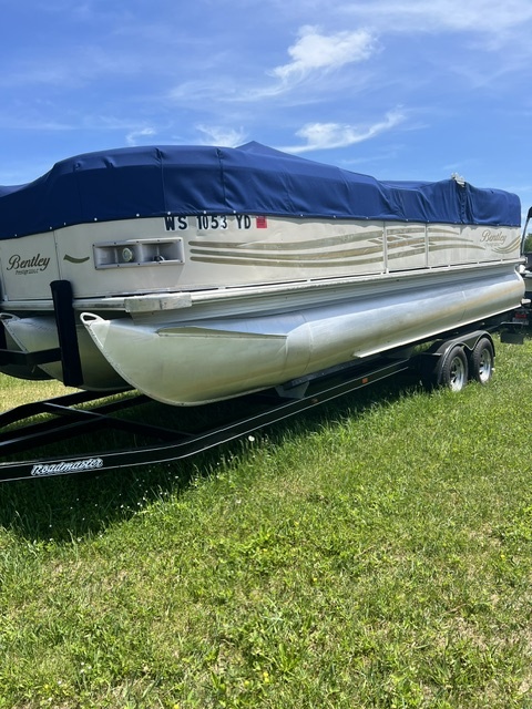 USED 2008 22' BENTLEY 223 PRESTIGE TRITOON W/150HP EVINRUDE