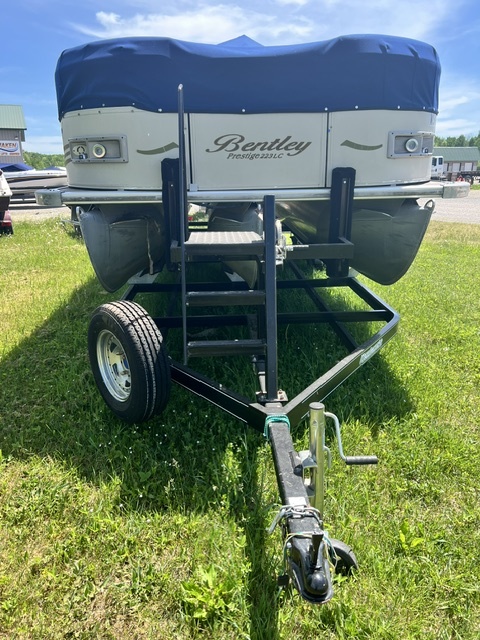 USED 2008 22' BENTLEY 223 PRESTIGE TRITOON W/150HP EVINRUDE