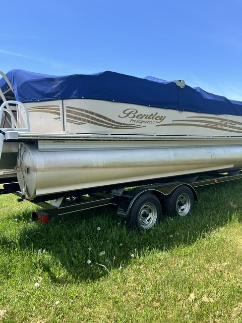 USED 2008 22' BENTLEY 223 PRESTIGE TRITOON W/150HP EVINRUDE