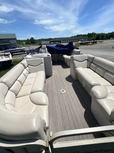 USED 2008 22' BENTLEY 223 PRESTIGE TRITOON W/150HP EVINRUDE