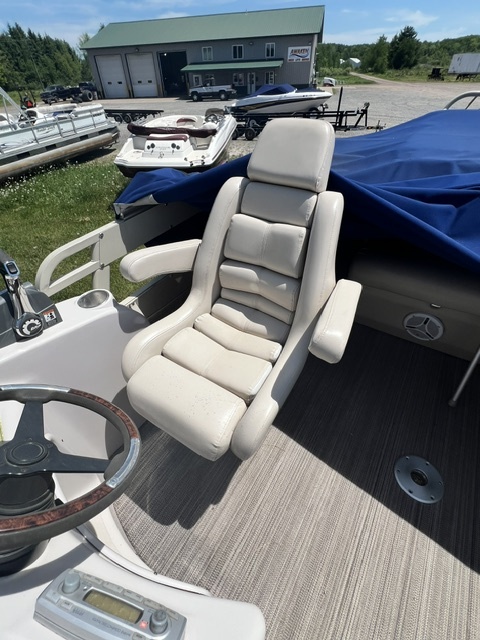 USED 2008 22' BENTLEY 223 PRESTIGE TRITOON W/150HP EVINRUDE