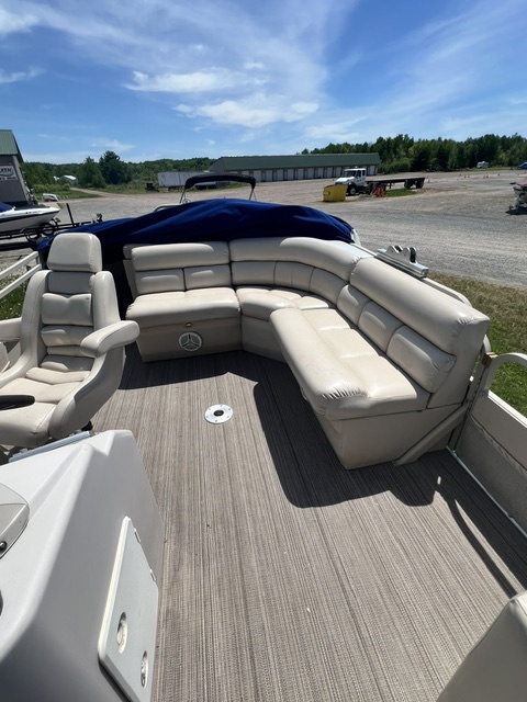 USED 2008 22' BENTLEY 223 PRESTIGE TRITOON W/150HP EVINRUDE