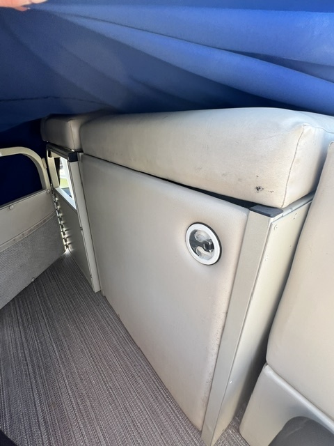 USED 2008 22' BENTLEY 223 PRESTIGE TRITOON W/150HP EVINRUDE