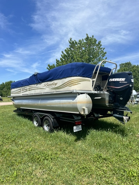 USED 2008 22' BENTLEY 223 PRESTIGE TRITOON W/150HP EVINRUDE