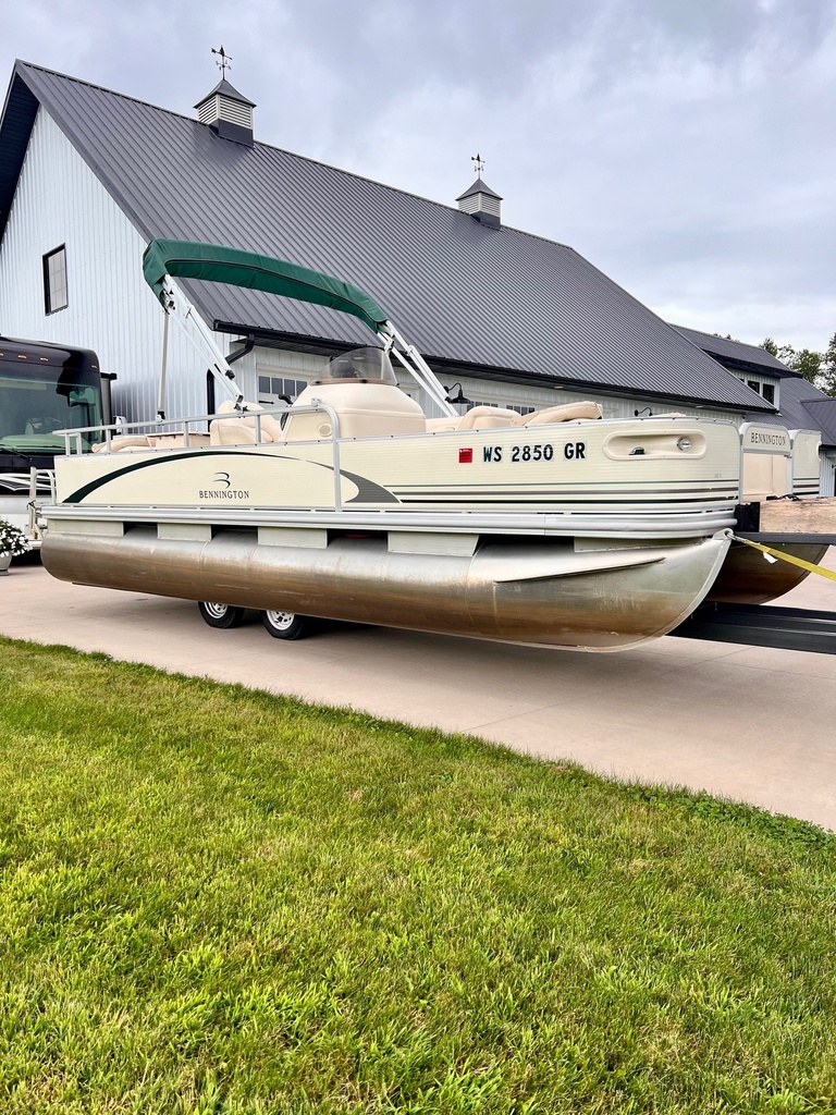 USED 2004 20' BENNINGTON W/60HP BIG FOOT MERC